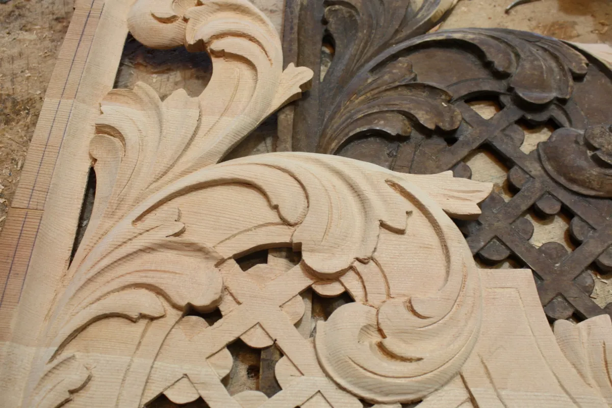 Kerk Loppersum nieuw gesneden detail