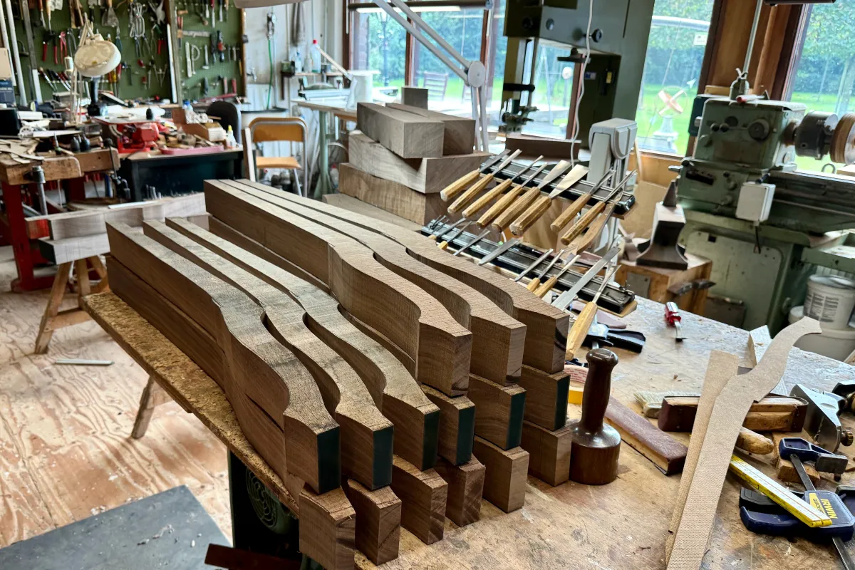 Ambassadeursstoelen poten uitgezaagd