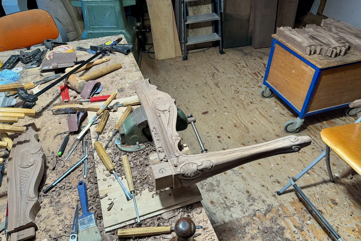 Ambassadeursstoelen houtsnijwerk poot