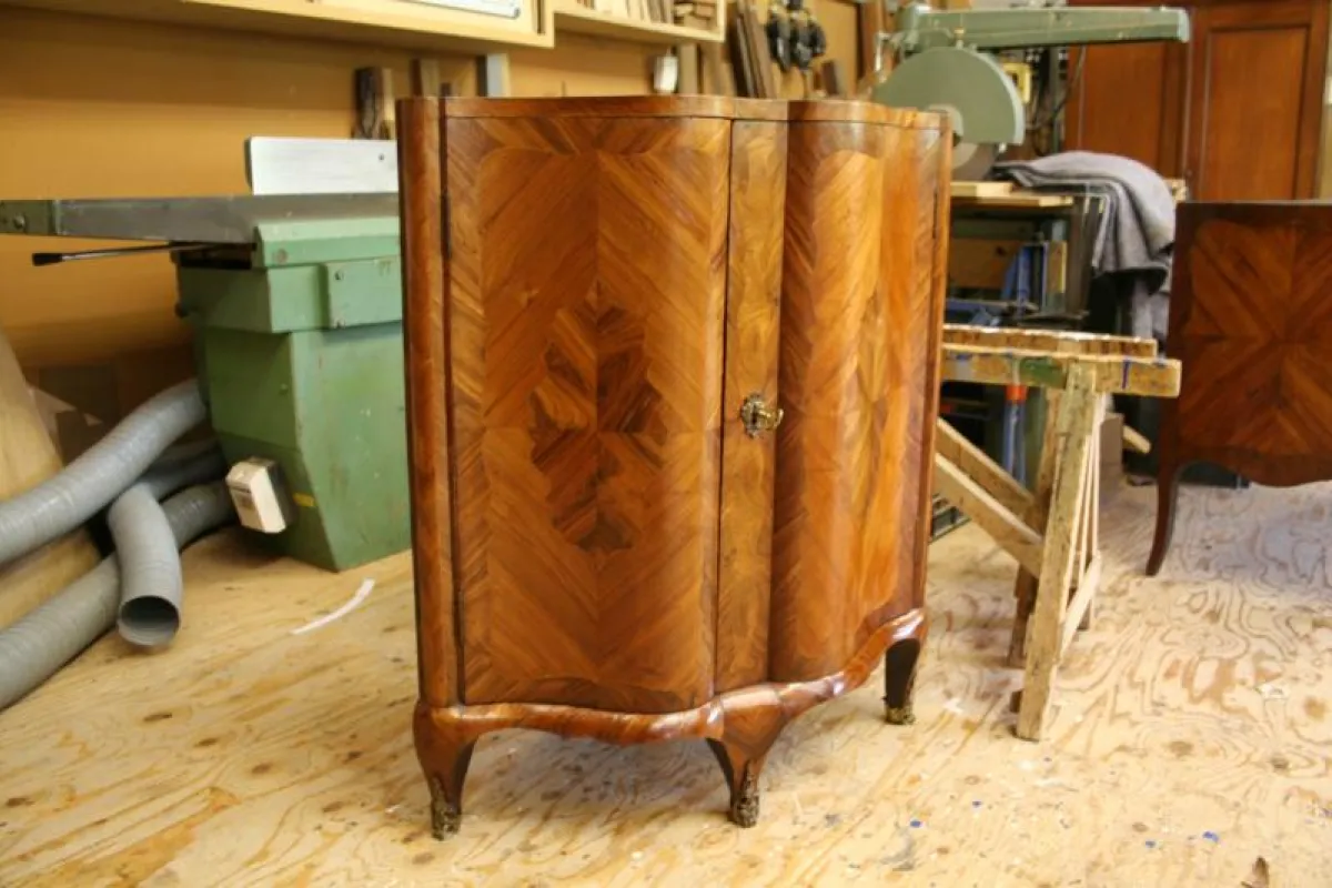 Rozen en pallisanderhouten hoekcommode Louis XV