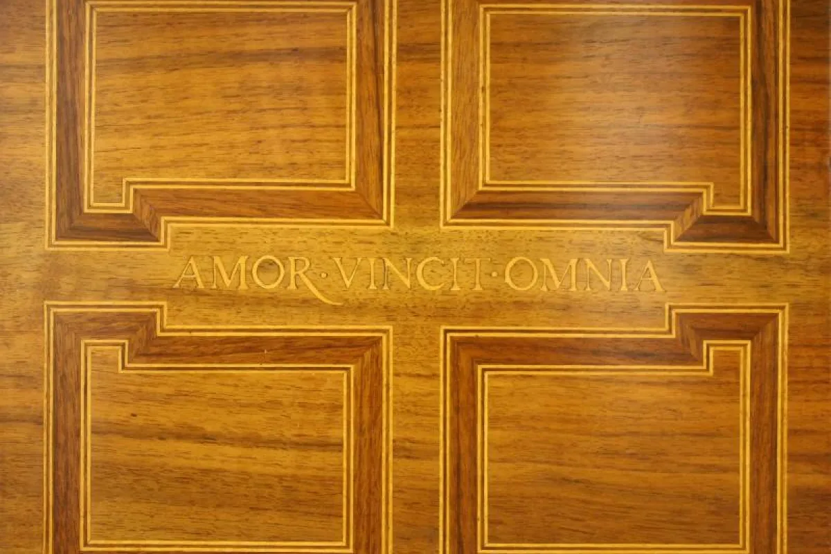 Marqueterie meubel detail amor
